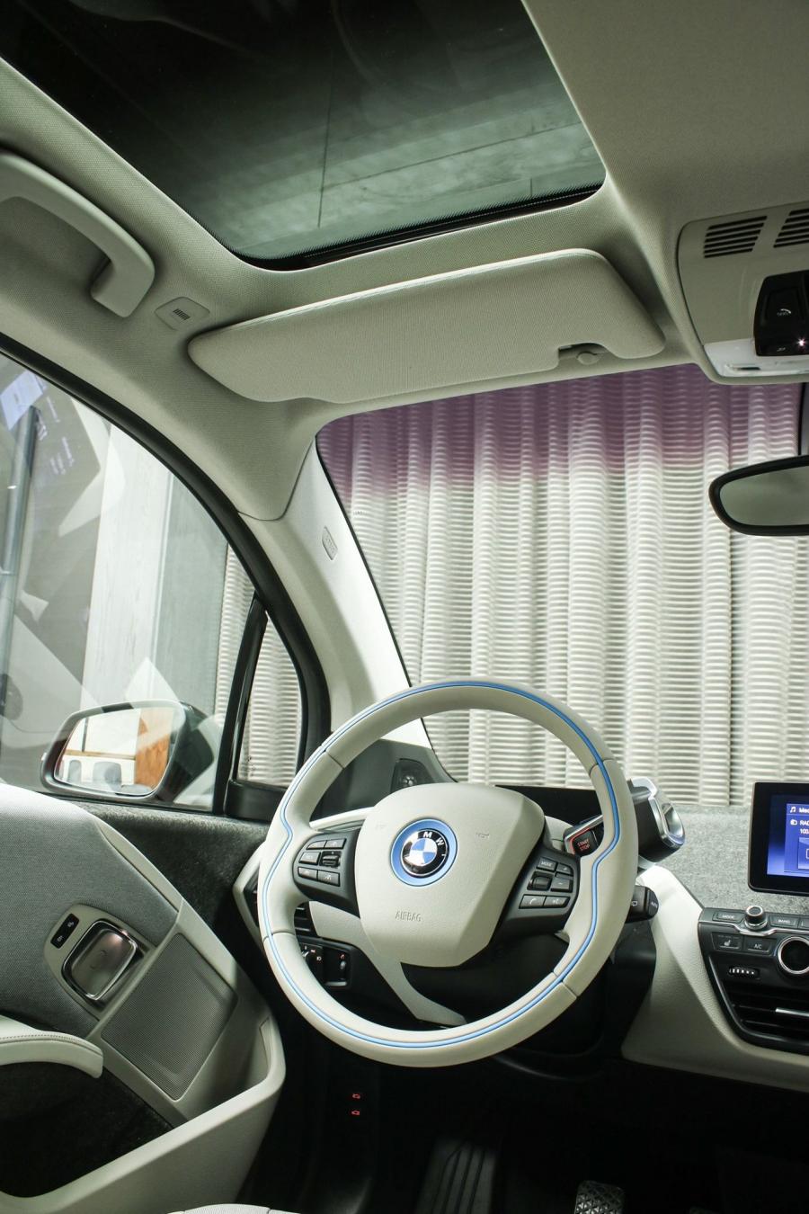 Интерьер BMW i3s (I01) 2019 года  (фото 5 из 20)